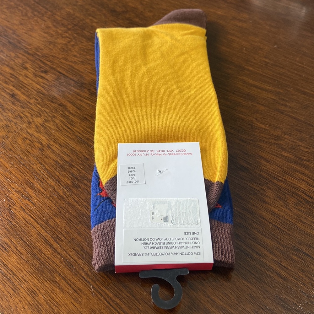 NEW| Men's Maple Leaves Crew Socks - Picture 4 of 4